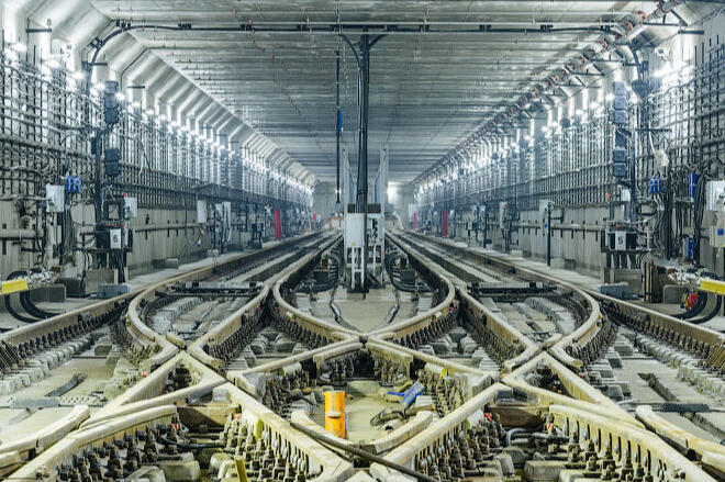 Operational Clarity in Complex Environments Snow-covered landscape with clean, converging tracks leading to the horizon—symbolizing clarity, alignment, and strategic direction in organizational change and systems transformation.